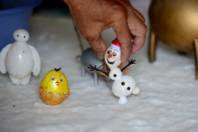 Ngoài ra có những tác phẩm được làm từ trứng đà điểu, chim se sẻ.