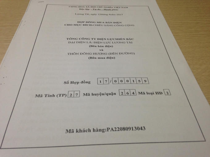 Sau khi Điện lực Lương Tài thanh lý hợp đồng vào cuối năm 2011, thì tới tận ngày 12/4/2017 lãnh đạo thôn Đông Hương mới tiếp tục ký hợp đồng về mua bán điện chiếu sáng công cộng với Điện lực Lương Tài.