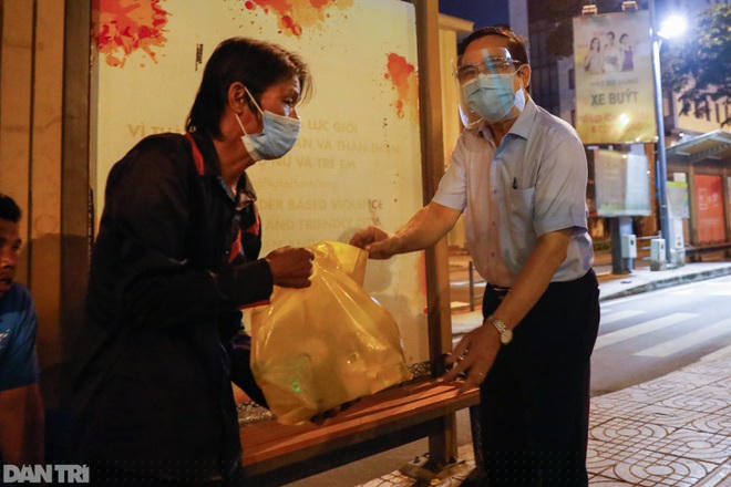 TPHCM sẽ đến từng nhà người dân gặp khó khăn để trao túi an sinh (Ảnh: Hữu Khoa).