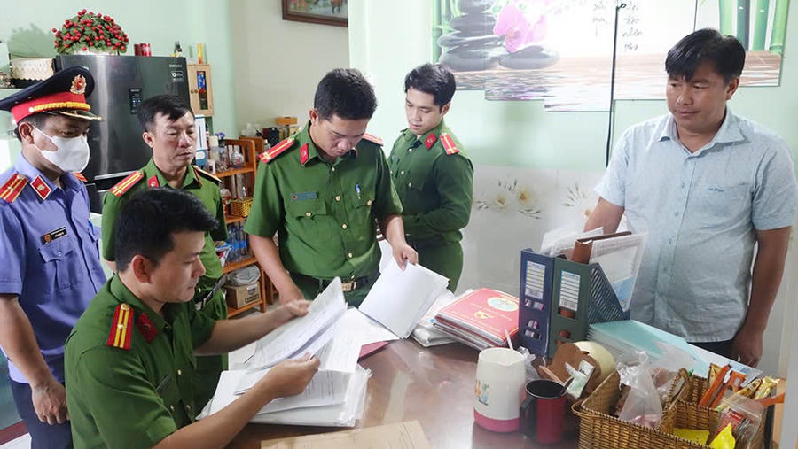 Lực lượng chức năng khám xét nơi ở của bị can Trần Phú Hào