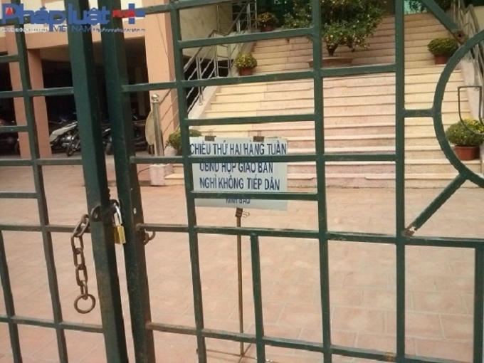 Phường Ô Chợ Dừa treo biển không tiếp dân vào chiều thứ hai hàng tuần.