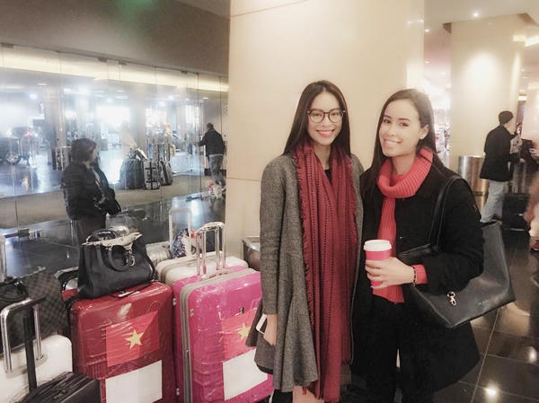 Phạm Hương khoe nhan sắc rạng rỡ khi chụp ảnh cùng người hâm mộ. Ảnh: Internet