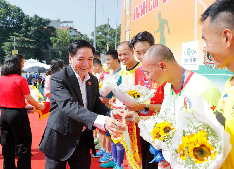 Tổng Thư ký Quốc hội, Chủ nhiệm Văn phòng Quốc hội Bùi Văn Cường trao hoa và cờ lưu niệm tặng đại diện các đội bóng tham dự Giải. Ảnh: Hồ Long