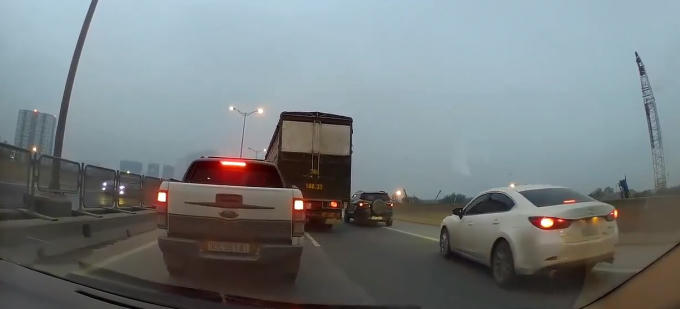 Hai xe ô tô "so găng" trên đường vành đai 3.