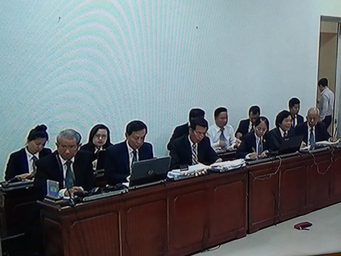 Các luật sư bảo vệ cho các bị cáo trong phiên tòa.