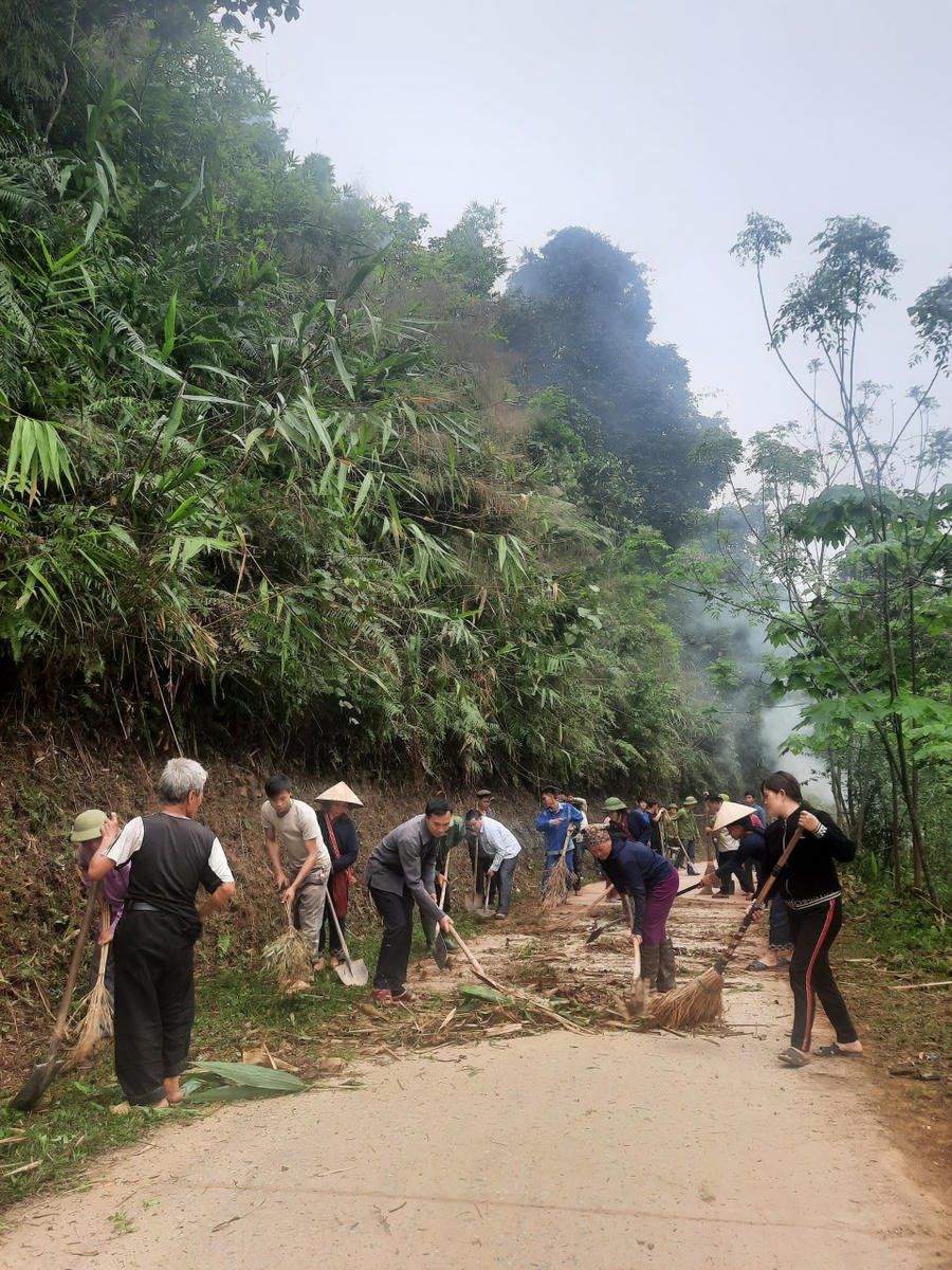 Bà con xã Nậm Lành (Văn Chấn) hăng hái dọn vệ sinh môi trường.