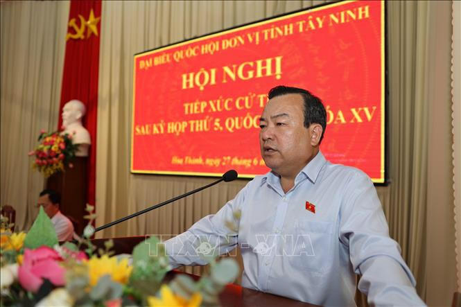 Trưởng Đoàn đại biểu Quốc hội tỉnh Tây Ninh Phạm Hùng Thái giải đáp một số nội dung tại buổi tiếp xúc (Ảnh: TTXVN)