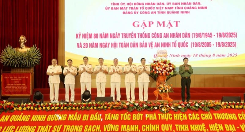 Thượng tướng Lê Quốc Hùng, Ủy viên Trung ương Đảng, Thứ trưởng Bộ Công an tặng hoa chúc mừng tại buổi gặp mặt.