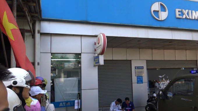 Trụ ATM của ngân hàng Eximbank tại Buôn Hồ bị đối tượng Hoa phá nhằm trộm tiền