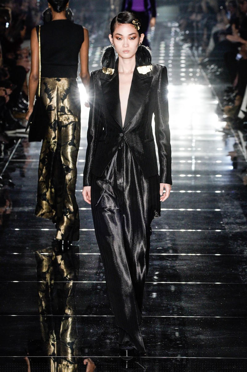 chi em gigi hadid, bella hadid dien do xuyen thau len san dien hinh 7