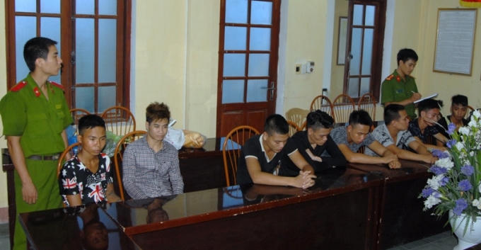 Lực lượng Công an Hà Nam lấy lời khai các đối tượng trong vụ án. (Ảnh: Công an Hà Nam)