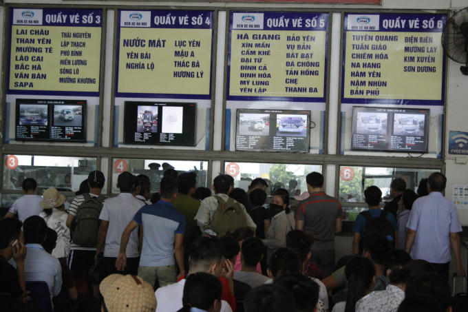 Tinh trạng người dân chen chân nhau mua vé vẫn diễn ra như mọi khi.