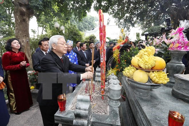 Tổng bí thư dâng hương tại Tượng đài Vua Lê Thái Tổ tại Di tích lịch sử văn hóa Đình Nam Hương, tưởng nhớ công ơn các vị tiên hiền, tiên liệt, các liệt tổ, liệt tông đã dày công xây dựng và bảo vệ non sông đất nước, Thủ đô Thăng Long-Hà Nội để con cháu ngày nay được chung hưởng thái bình, độc lập, tự do.