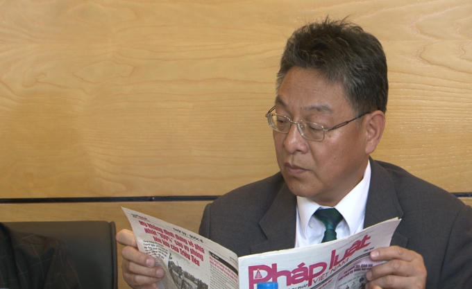 Thư ký Hội nhà báo toàn Trung Quốc - Quý Tinh Tinh đang đọc Báo Pháp luật Việt Nam.