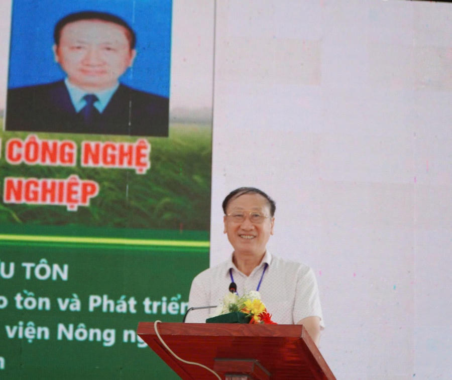 GS.TS Phan Hữu Tôn – Chủ tịch Hội đồng Khoa học công nghệ và đổi mới sáng tạo, Phân viện Astri Tây Nam Bộ phát biểu tại buổi lễ