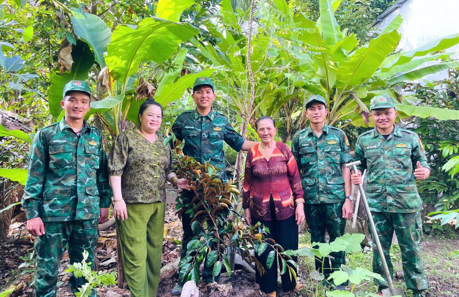Trồng tặng cây vú sữa cho Nhân dân tưởng nhớ người dân Cà Mau tặng cây vú sửa cho Bác Hồ.