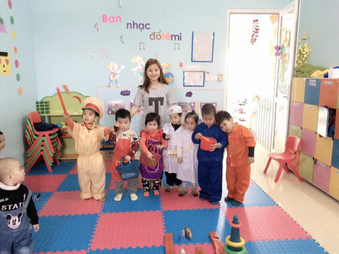 Trang thiết bị, trang phục phục vụ cho việc giảng dậy đầy đủ, giúp cho cô và trò thuận lợi trong việc đứng lớp