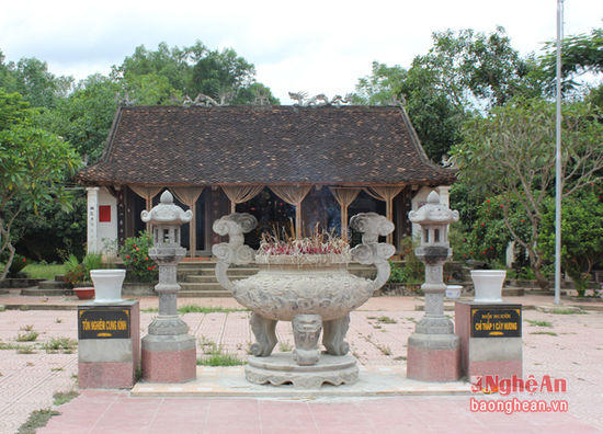 Đền Quả Sơn nhìn từ chính điện. Ảnh: Thiên Thiên.