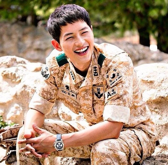 Trước đó, Song Joong Ki từng là vận động viên trượt băng tốc độ, đã 3 lần đại diện quê nhà Dae Jeon tham dự giải đấu quốc gia và giành huy chương.