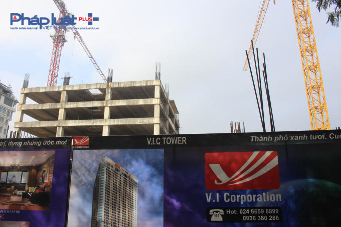 Các hạng mục thi công xuất hiện rêu mốc gây mất mĩ quan đô thị.