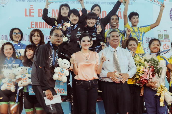 Lý Nhã Kỳ luôn theo sát các vận động viên  để cổ động và động viên tinh thần cho các cua rơ nữ.