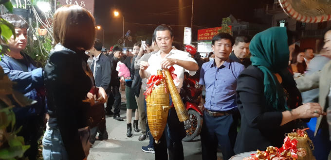 Nhiều người đã mua được một món hàng mình ưa thích.