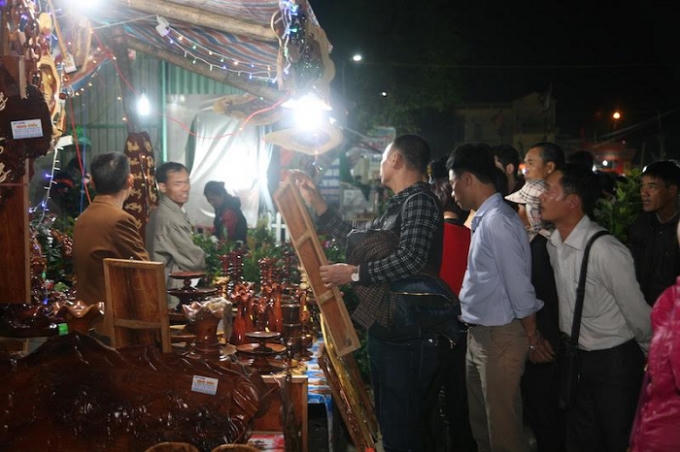 Các mặt nàng được người mua, kẻ bán nhộn nhịp tại chợ Viềng.