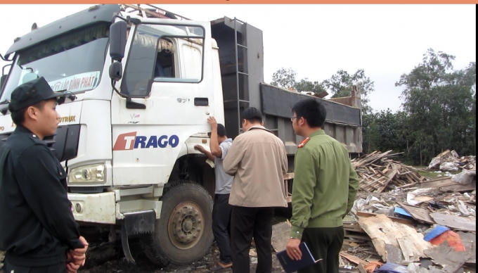 Lực lượng chức năng “bắt tại trận” xe tải đang đổ rác trái quy định.