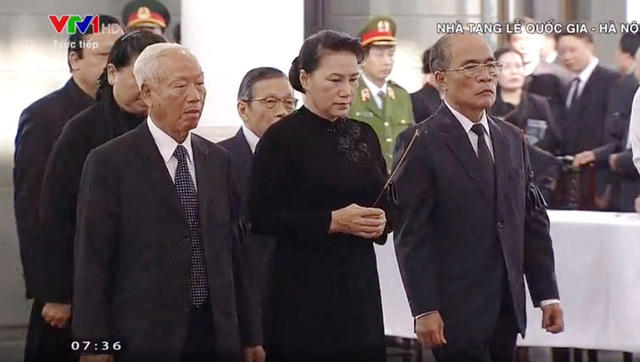 Đoàn Quốc hội do Chủ tịch Quốc hội Nguyễn Thị Kim Ngân dẫn đầu vào viếng.