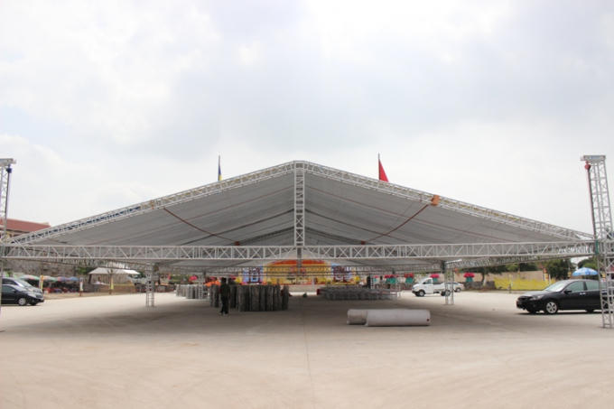 Y&ecirc;n Tử trước giờ khai hội: C&ocirc;ng trường ngổn ngang, d&ograve;ng người vẫn tấp nập