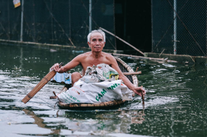 Những nhà phía sâu trong làng vẫn phải dùng thuyền để chở rác ra nơi tập kết vì nước chưa rút hết.