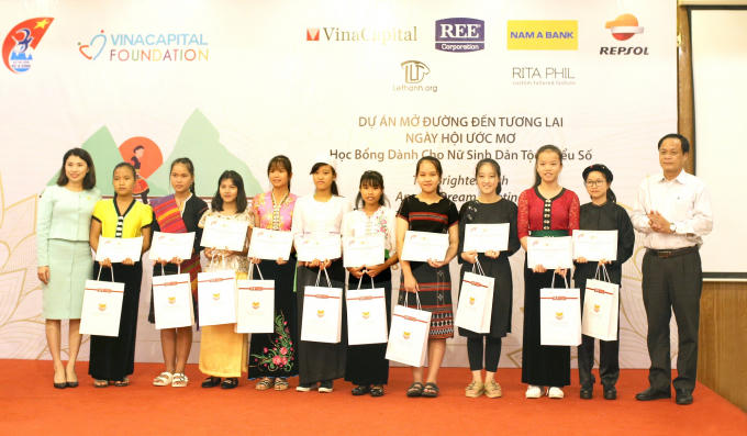 Nguyễn Thị Thanh Đào - Giám đốc Nam A Bank Khu vực Miền Trung & Tây Nguyên trao học bổng cho các em nữ sinh.