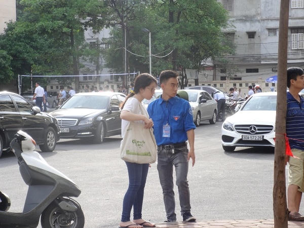 7h12 phút, một thí sinh vội vàng đến điểm thi.