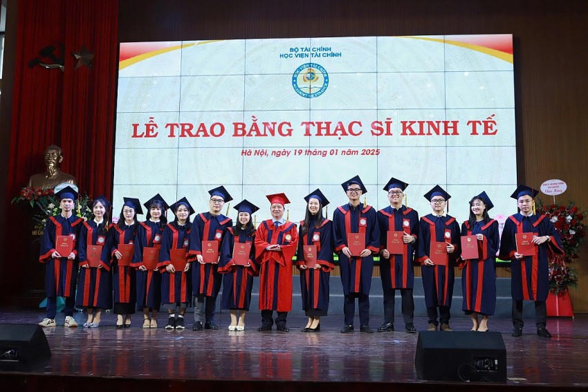 Lãnh đạo Học viện Tài chính trao bằng tốt nghiệp cho các tân thạc sĩ kinh tế năm 2024.