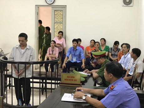 Bị cáo Văn và người thân tại phiên xử. (Ảnh: báo Đại đoàn kết)