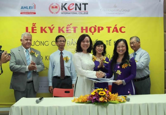 Đại diện 2 đơn vị ký kết bản hợp tác đào tạo nguồn nhân lực.