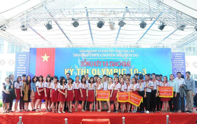 Dù gặp nhiều khó khăn nhưng Hà Vi vẫn nỗ lực không ngừng trong học tập.