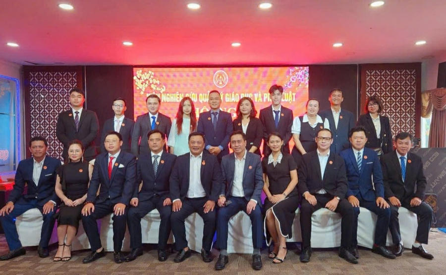 Ban Lãnh đạo Viện và tập thể Cán bộ, nhân viên tại buổi lễ ra mắt Viện tại TP.HCM