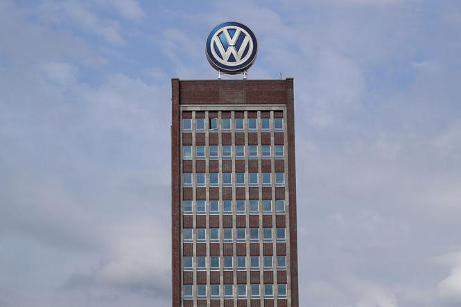 Logo Volkswagen trên trụ sở của hãng ở Wolfsburg (Đức)