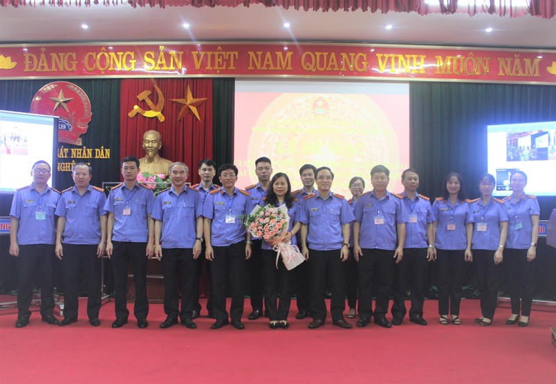 Là người lãnh đạo bản lĩnh, nhiều năm liền chị được tặng bằng khen “Phụ nữ giỏi việc nước, đảm việc nhà”.