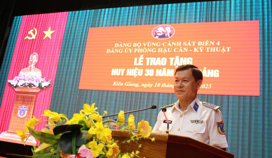 Đại tá Nguyễn Thái Dương, Ủy viên Ban Thường vụ Đảng ủy, Phó Chính ủy BTL Vùng Cảnh sát biển 4 phát biểu tại buổi Lễ