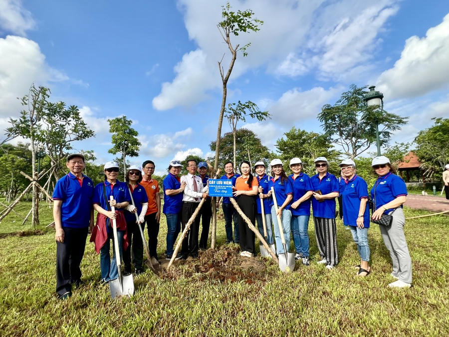 Kinh phí trồng cây do tấm lòng của các cá nhân kiều bào tự nguyện đóng góp.