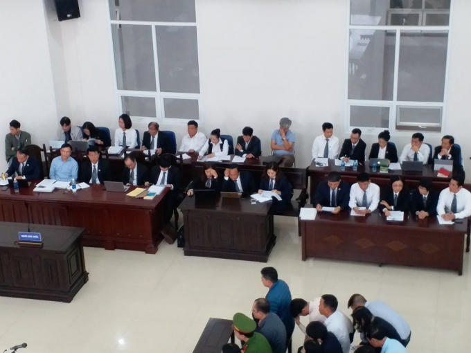 Có rất đông các luật sư bào chữa cho các bị cáo trong phiên xử phúc thẩm.