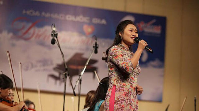 Ca sĩ Khánh Linh.
