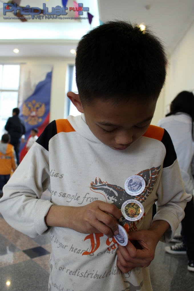 Nhận huy chương từ Ban tổ chức. (Ảnh: Đức Biên)