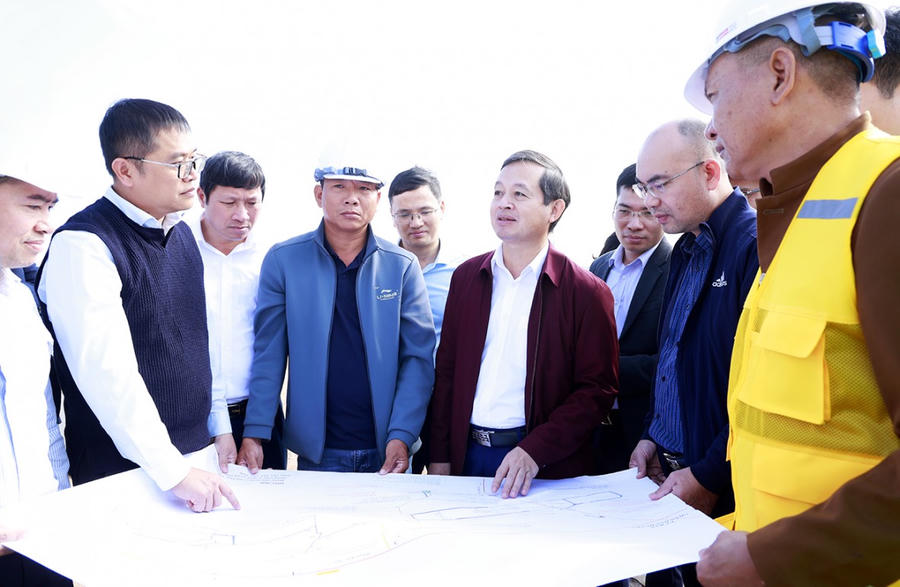 Chủ tịch UBND tỉnh chỉ đạo tại mặt bằng thi công các tuyến đường của Dự án Cảng hàng không Quốc tế Gia Bình.