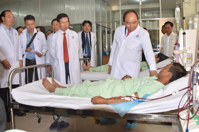 Thủ tướng Nguyễn Xuân Phúc và Trưởng ban Tuyên giáo Trung ương Võ Văn Thưởng thăm bệnh nhân tại Bệnh viện đa khoa tỉnh Vĩnh Long.