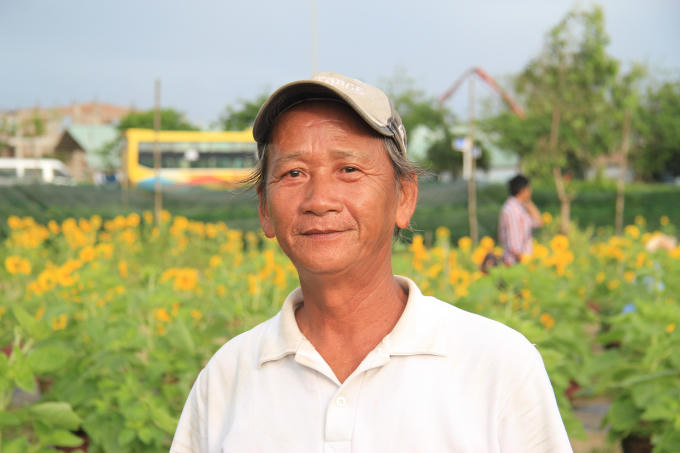 Ông Hà Văn Vũ, chủ nhân vườn hoa.