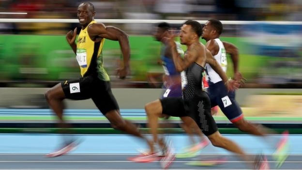 Usain Bolt vừa chạy vừa nhìn đối thủ và cười ở bán kết chạy 100m nam. Điều đó cho thấy, "tia chớp đen" người Jamaica vẫn chưa có đối thủ trên đường chạy cự ly ngắn. Ở Olympic Rio 2016, VĐV 29 tuổi này đã hoàn tất hat-trick HCV ở các nội dung 100m, 200m và tiếp sức 4x100m.