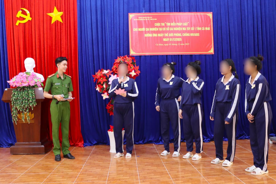 Các đội thi tham gia phần thi “Hái hoa dân chủ”.